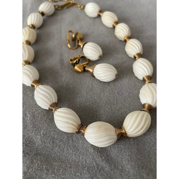 Set/2 Vintage White Textured Necklace and Earring Sets Lisner and Trifari Marked - Picture 10 of 11